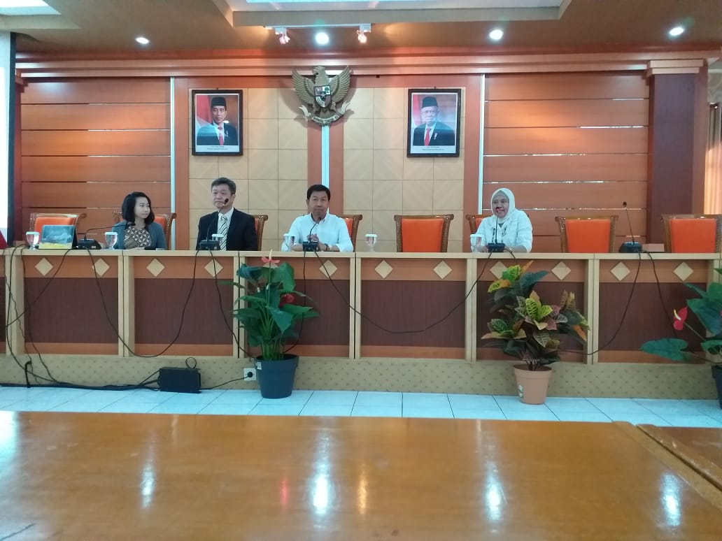 Dean of Faculty of Social and Political Sciences UNAIR, Dr. Falih Suaedi, Drs., M.Si. (second from the right) in a guest lecture of Prof. Sinn-Cheng Lin, Ph.D from Tamkang University Taiwan). (Photo: By courtesy )