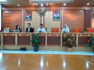 DEKAN FISIP UNAIR, Dr. Falih Suaedi, Drs., M.Si. (dua dari kanan) saat memberikan sambutan dalam acara kuliah tamu Prof. Sinn-Cheng Lin, Ph.D dari Tamkang University Taiwan). (Foto: istimewa)