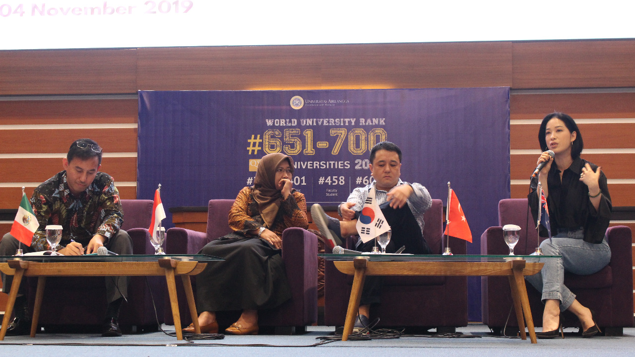 MICHELLE Kuan asal Australia saat memaparkan kondisi ekonomi kreatif di negaranya di Aula Garuda Mukti pada Senin (4/11/19). (Foto: Muhammad Alif Fauzan)