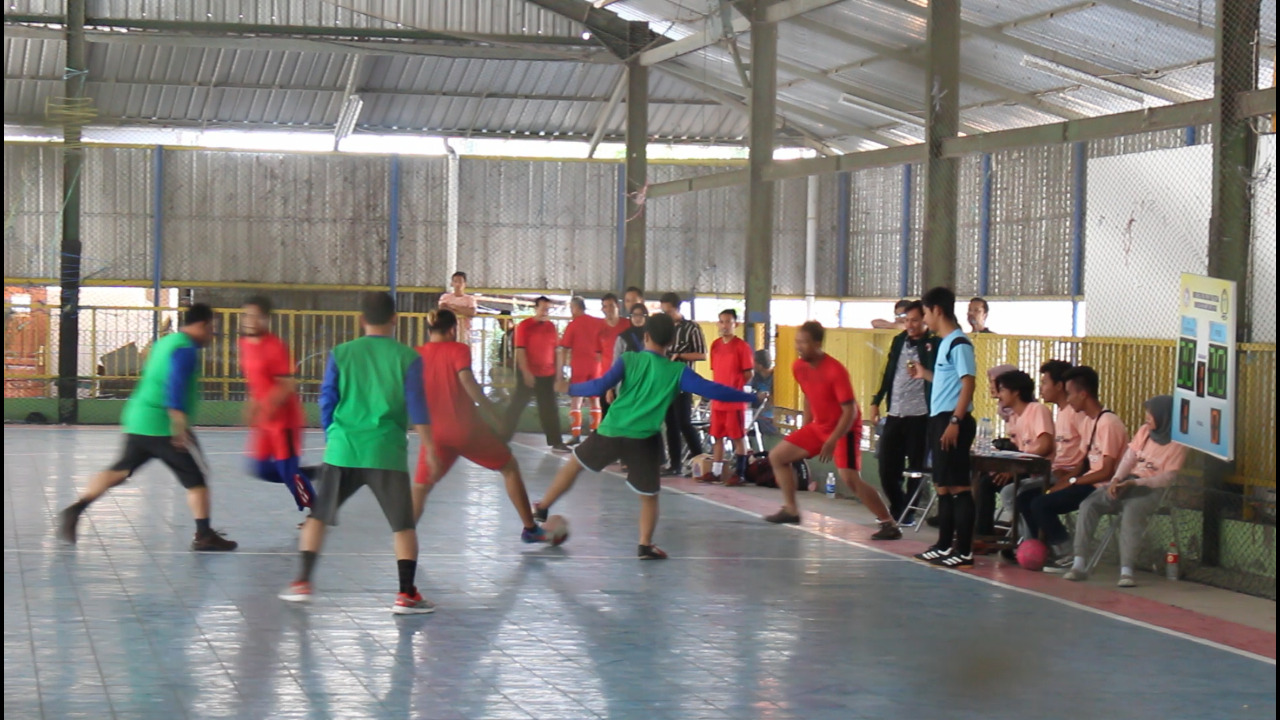 SALAH satu pertandingan dalam lomba futsal dosen dan tendik antar unit di UNAIR. (Foto: Istimewa)