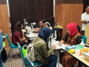 PEMERIKSAAN mata dan konsultasi gratis dilakukan langsung oleh dr. Budy Surakhman, Sp.M dan dr. Fitria Kusumastuti, Sp.M dari RSMM Jawa Timur pada Rabu (06/11/2019) di Gedung Serba Guna Fakultas Farmasi UNAIR. (Foto: Anugrah Visar Rahman)