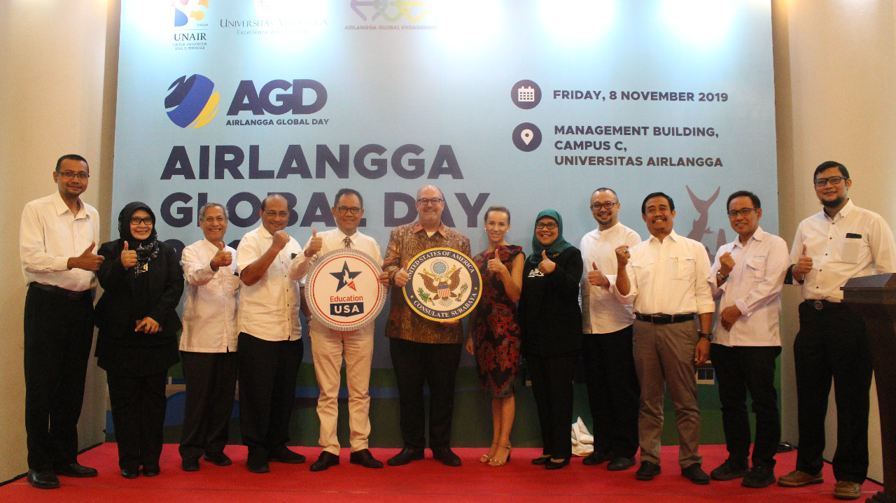 (LIMA dari kiri) Wakil Rektor I Prof. Djoko Santoso, dr., Ph.D., Sp.PD.K-GH.FINASIM.; Konsulat Jenderal Amerika Serikat di Surabaya Mark McGovern; Direktur AGE Prof. Dr. Ni Nyoman Tri Puspaningsih M.Si. (lima dari kanan) saat pembukaan pada Jum’at (8/11/2019) di Hall Lantai 1, Kantor Manajemen Kampus C. (Foto: Muhaamad Alif Fauzan)