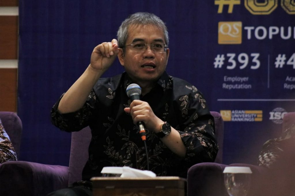 YUDI Latif, Ph. D., selaku Dewan Pembina Nurcholis Madjid Society ketika menjadi pembicara pada acara Kajian Titik Temu di Aula Garuda Mukti, Kantor Manajemen Kampus C UNAIR (20/11/2019). (Foto: Agus Irwanto)