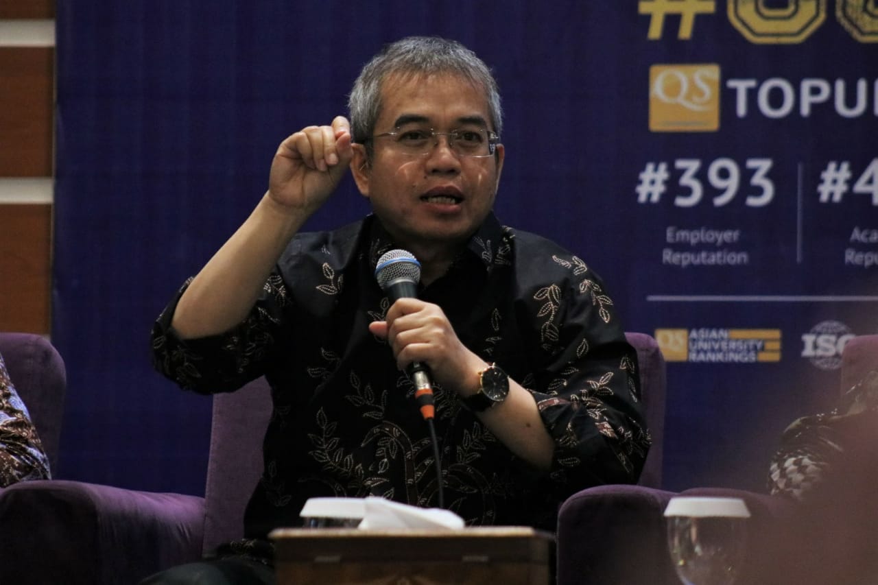 YUDI Latif, Ph. D., selaku Dewan Pembina Nurcholis Madjid Society ketika menjadi pembicara pada acara Kajian Titik Temu di Aula Garuda Mukti, Kantor Manajemen Kampus C UNAIR (20/11/2019). (Foto: Agus Irwanto)