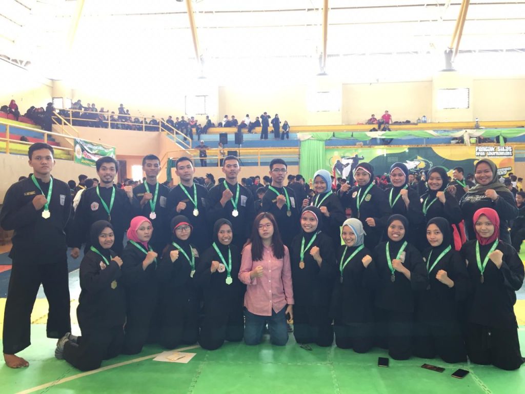 DELEGASI tim IPSI Universitas Airlangga usia meraih gelar juara umum di GOR Pertamina Institut Teknologi Sepuluh Nopember (ITS), Surabaya. (Foto: Istimewa)