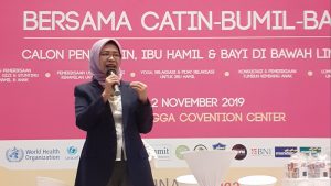 PROF. Dr. Sri Sumarmi saat menjadi pembicara dalam talkshow acara Periode Emas 1000 Hari Pertama Kehidupan di Gedung Airlangga Convention Center, Sabtu (2/10). (Foto: Fitri).