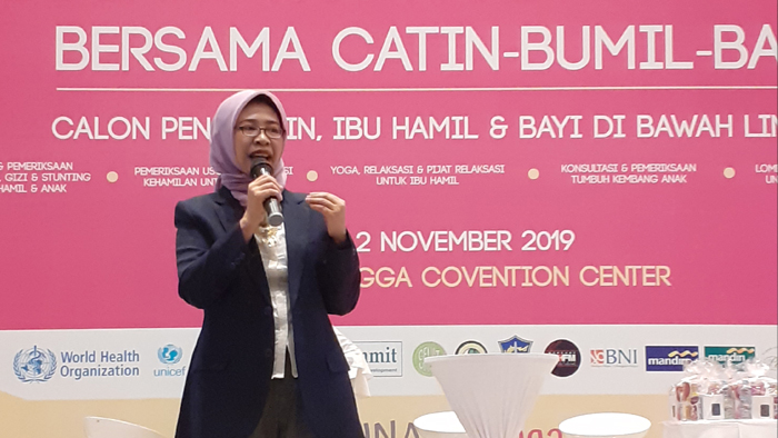 PROF. Dr. Sri Sumarmi saat menjadi pembicara dalam talkshow acara Periode Emas 1000 Hari Pertama Kehidupan di Gedung Airlangga Convention Center, Sabtu (2/10). (Foto: Fitri).