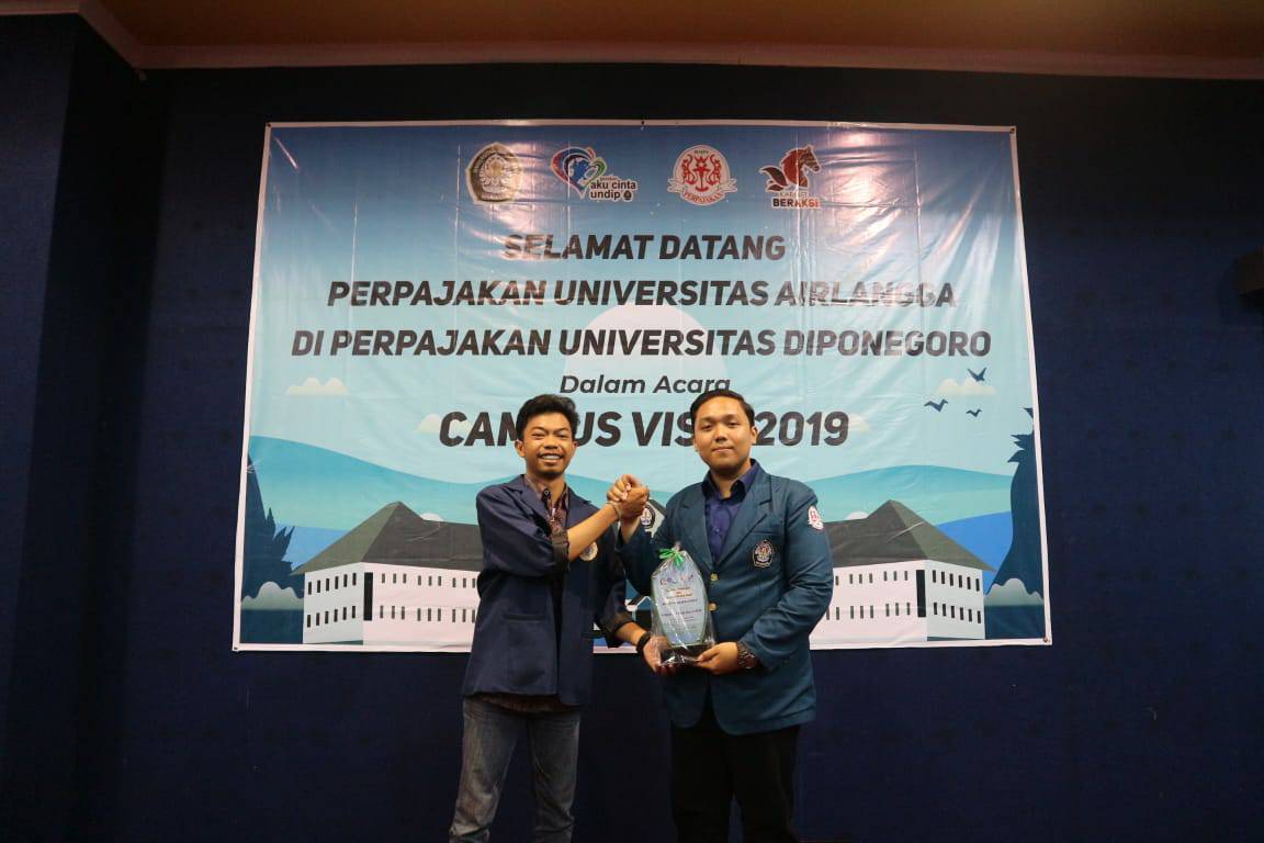 SESI penyerahan plakat seusai kunjungan ke Universitas Diponegoro Semarang. (Foto: Istimewa)
