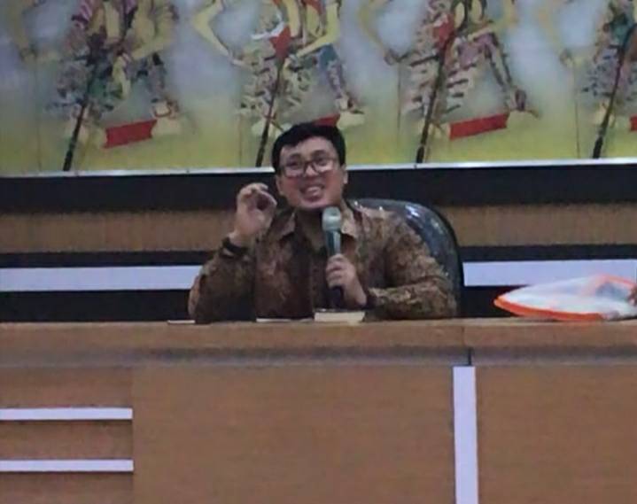 MENACHEM Ali saat memberi materi mengenai toleransi lintas agama di Aula Parlinah, Perpustakaan Kampus B UNAIR pada Jumat (22/11/19). (Foto: Istimewa)