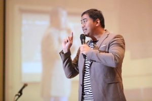 PANDJI Pragiwaksono saat mengisi seminar IDSC di Airlangga Convention Center pada Jumat (31/10/19). (Foto: Maftuh Amien))