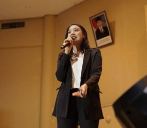 PUTRI Tanjung saat memberi materi di Airlangga Convention Center pada Kamis (31/10/19). (Foto: Maftuh Amien)