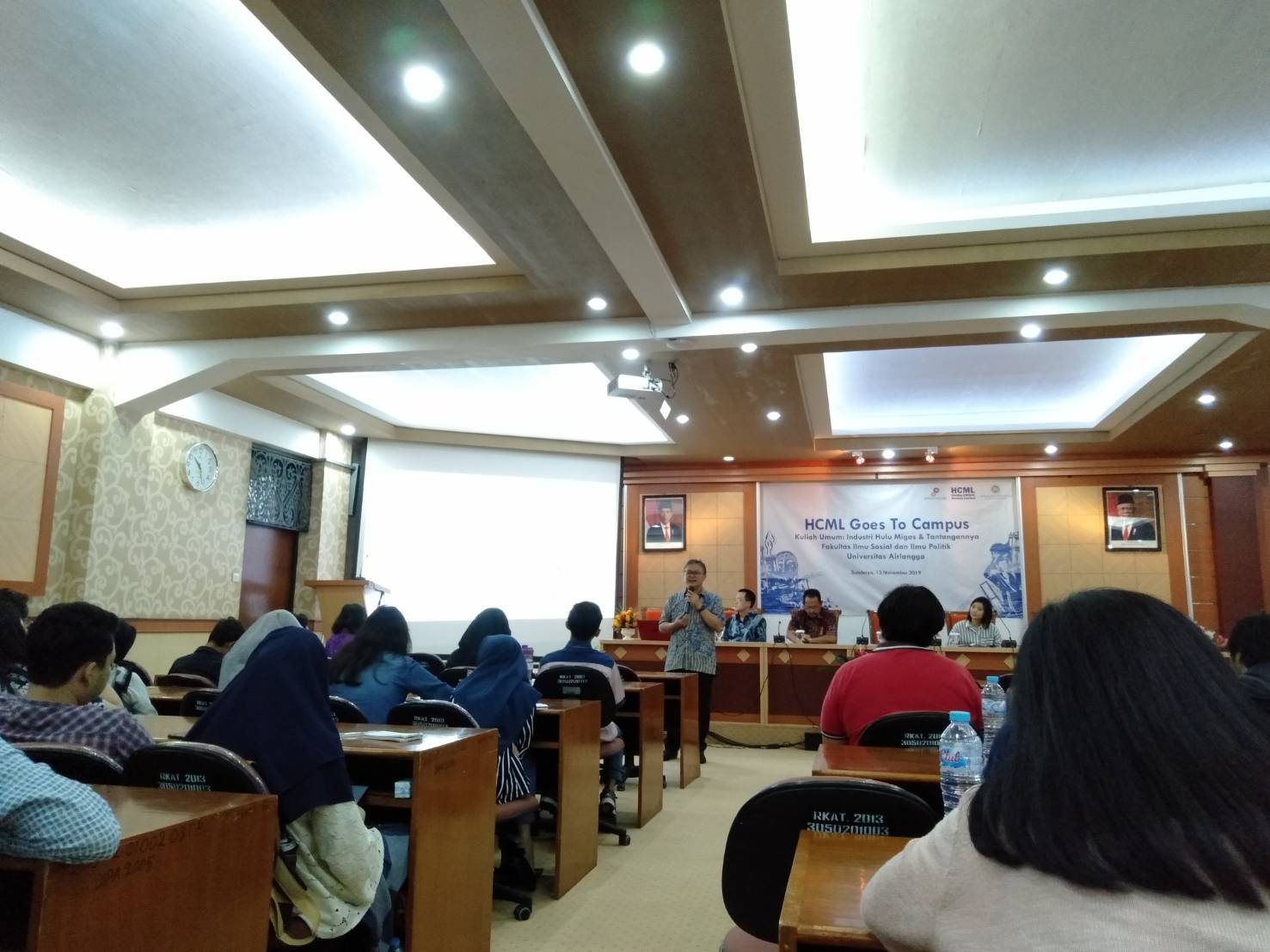 WISNU Prasedyoko saat memberikan motivasi untuk memasuki dunia industry minyak dan gas di Ruang Adi Sukadana, FISIP UNAIR. (Foto: Intang Arifia)