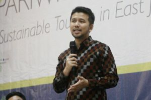 WAKIL Gubernur Jawa Timur, Dr. H. Emil Elestianto Dardak, M.Sc. saat menyampaikan pentingnya peran desa wisata untuk mendorong perekonomian dan wisata Jawa Timur di Aula Kahuripan, Universitas Airlangga. (Foto: Salma)