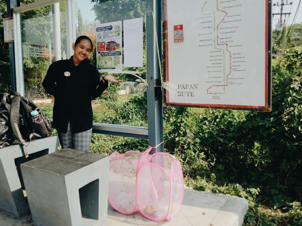 MAHASISWA FKG saat melakukan pengecekan wadah botol plastik di salah satu halte Suroboyo Bus (Foto: Istimewa)