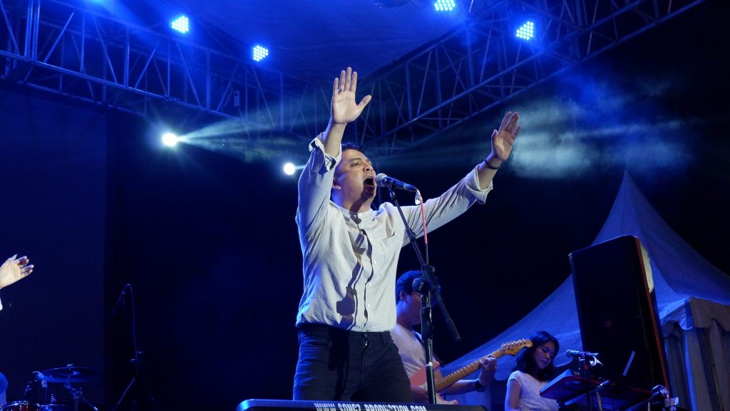 SAL Priadi saat membawakan lagu andalannya berjudul Ikat Aku di Tulang Belikatmu pada acara PSYCHOFEST 2019. (Foto: Istimewa)