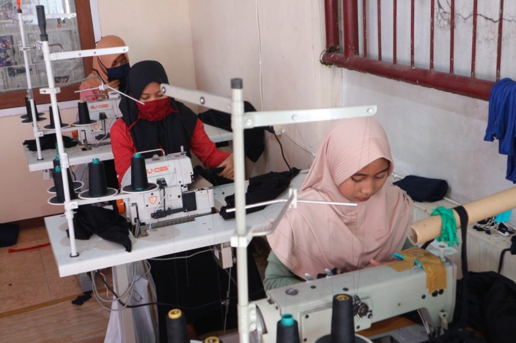 TIM Rumah Kapas sedang Membuat Produk Konveksi (Foto: Istimewa)