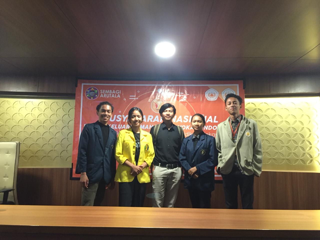 DELEGASI Perwakilan UNAIR Satria Naufalino Hergananda (Tengah) bersama delegasi dari UB, UI, dan UGM saat setelah mengikuti Munas IKMVI yang dilaksanakan pada 15 – 17 November 2019 di Universitas Pakuan, Bogor. (Foto: Istimewa)