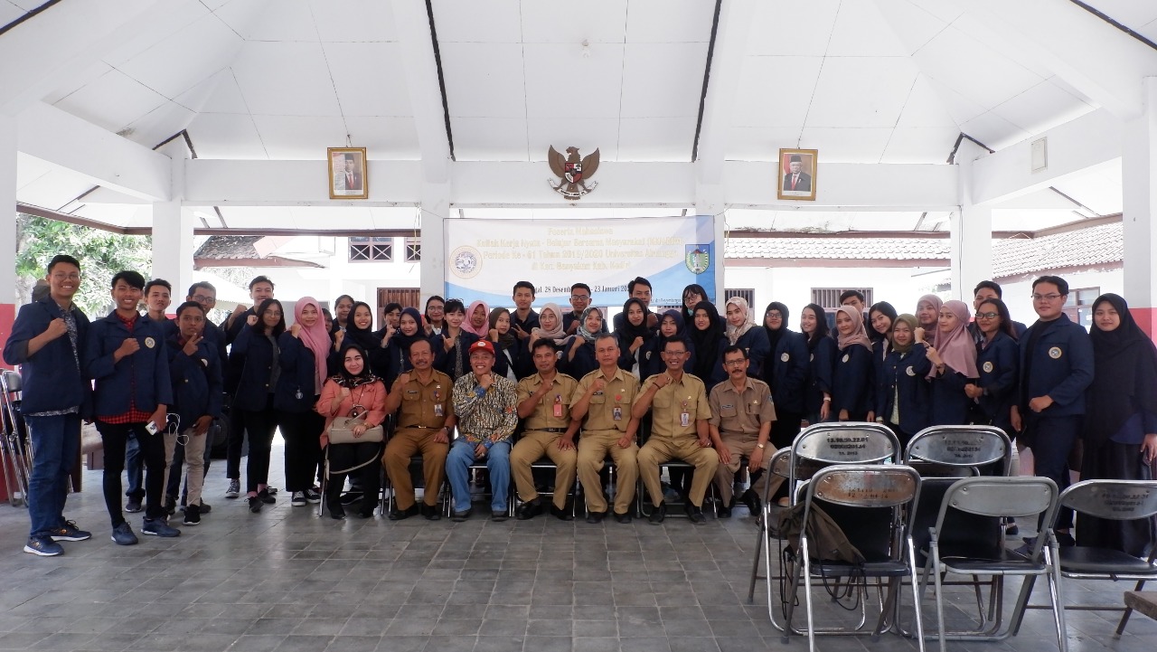 SESI foto bersama tim KKN bersama perangkat desa. (Foto: Erika Eight)