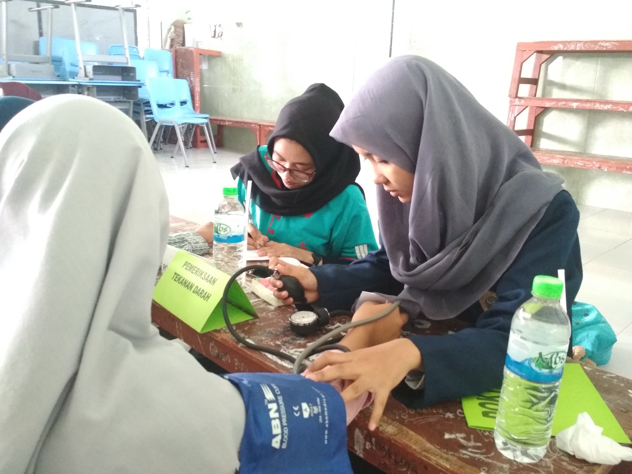 GITA Cahyani, salah satu mahasiswa D3 Keperawatan yang berkesempatan mengikuti pengabdian masyarakat di Pondok Pesantren Mambaus Sholihin Kabupaten Gresik. (Foto: Istimewa)