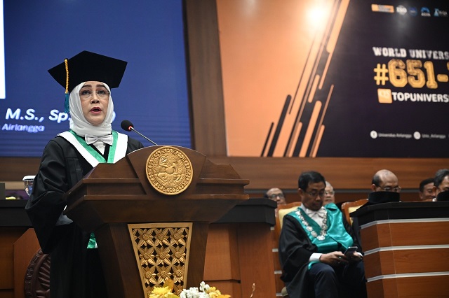 PROF. Dr. Tamara Yunita, drg., M.S., Sp.KG(K), ketika menyampaikan pidato ilmiahnya pada pengukuhan Guru Besar UNAIR pada Kamis (19/12/2019) di Aula Garuda Mukti, Kantor manajemen Kampus C UNAIR. (Foto : Muhammad Alif Fauzan)