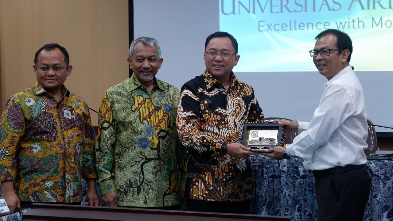 ANGGOTA BAKN DPR-RI dan Wakil Rektor II UNAIR seusai memberikan masukan dan tanggapan terkait BAKN di Aula Kahuripan 301, Kantor Manajemen UNAIR. (Foto: Istimewa)