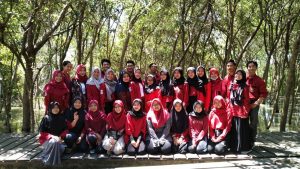 SELURUH anggota MSC sendang berfoto bersama di sekitaran danau UNAIR. (Foto: Istimewa)