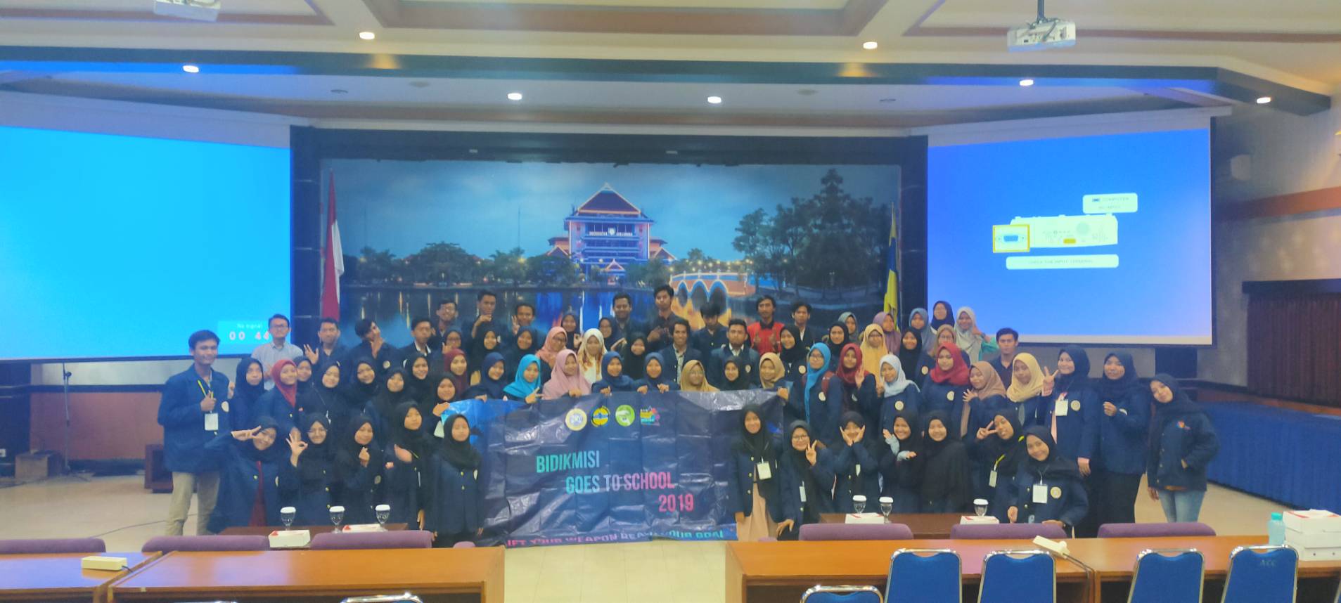 Participants in the dissemination of BMGTS 2020 during the sending-off ceremony in Kahuripan Hall, UNAIR Management Office on Tuesday, November, 26, 2019. (Photo: By courtesy)