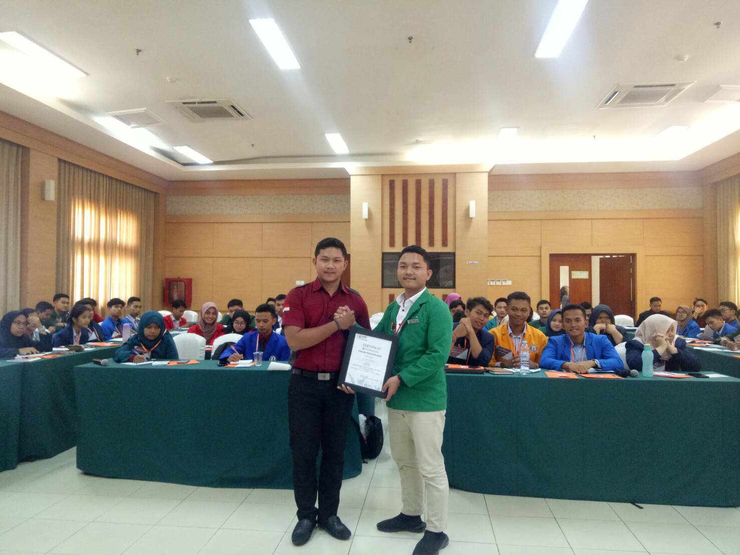 ARYA Satya Rajanagara (Kiri) saat berkunjung ke Universitas Islam Negeri Alauddin Makassar dalam rangka LKMM Mahasiswa Kedokteran Wilayah 4 yang dilaksanakan pada 18–22 September 2019. (Foto: Istimewa)