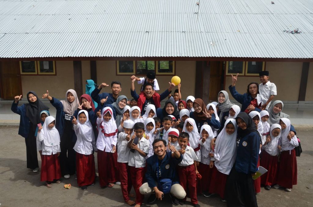 MAHASISWA UNAIR bersama anak-anak SD dalam kegiatan Ayo Belajar di SDIT Daarut Tauhid, Sembalun Bumbung, Lombok Timur. (Foto: Istimewa)