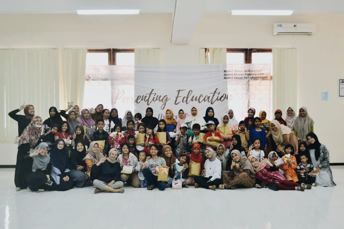 SELURUH adik bianaan dan orang tua sedang berfoto bersama seluruh panitia setelah berakhirnya acara parenting education di FKM UNAIR. (Foto: Fahmi Royani)