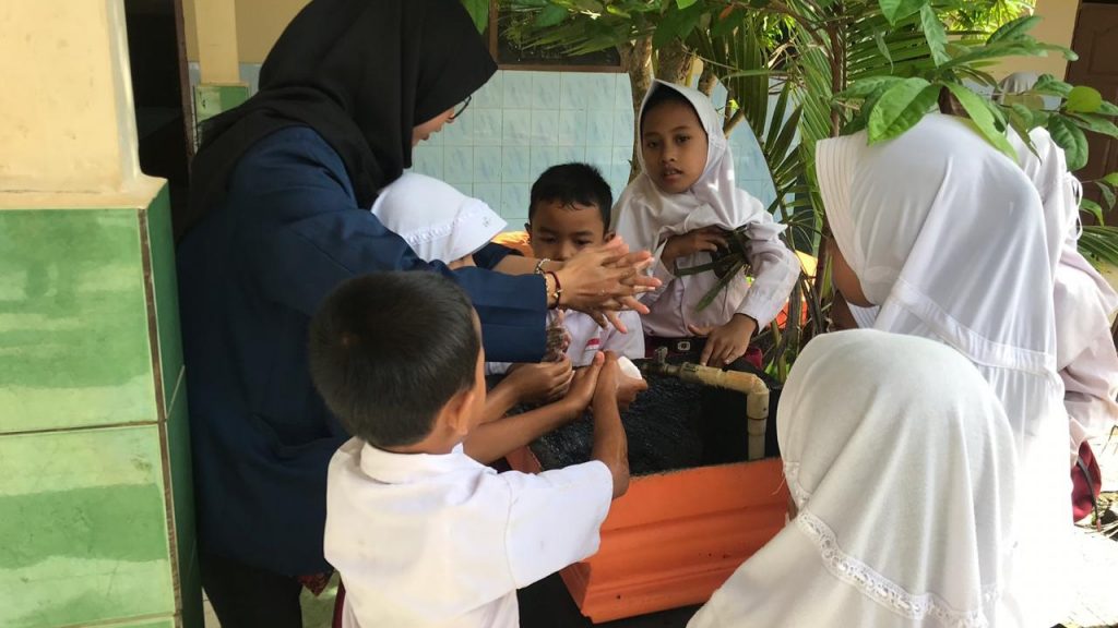 UNAIR STUDENTS teach SD 1 Sambirejo students how to wash hands correctly (Photo: By courtesy)