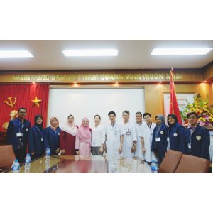 MAHASISWA Program Studi Teknologi Radiologi Pencitraan Fakultas Vokasi (FV) Universitas Airlangga (UNAIR) yang mengikuti program magang dan penelitian di Bach Mai Hospital, Vietnam pada periode 7 Oktober 2019–6 Januari 2020. (Foto: Istimewa)