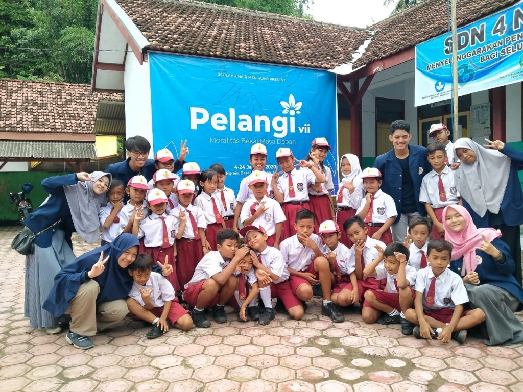 TIM pengajar bersama siswa-siswi SDN IV Ngadirejo, Pantai Brumbun, Desa Ngrejo, Kecamatan Tanggung Gunung, Tulungagung. (Foto: Istimewa)