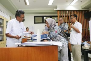 DARI kanan, Kepala Bidang Hukum UNAIR Muhammad Syaiful Aris, S.H.,M.H.,LL.M., dan Kepala Pusat Konsultasi dan Bantuan Hukum (PKBH) UMY Muhammad Annas saat mengunjungi ruangan Bidang Hukum UNAIR. (Foto: Agus Irwanto)