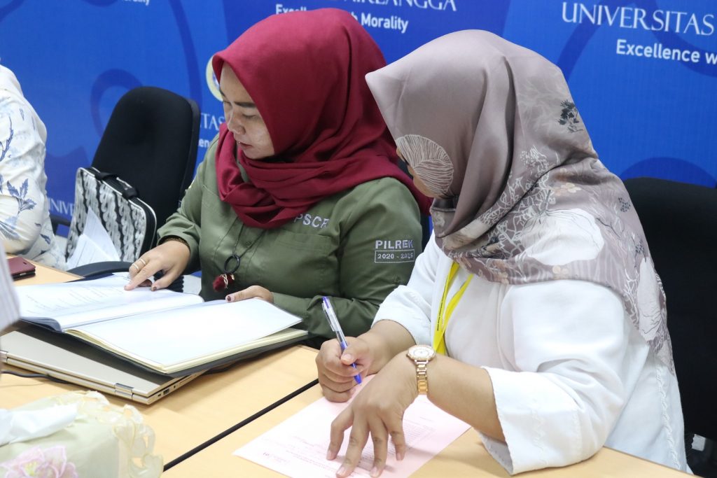 PANITIA tengah mengecek berkas yang diserahkan salah seorang pendaftar. (Foto: Agus Irwanto)