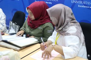 PANITIA tengah mengecek berkas yang diserahkan salah seorang pendaftar. (Foto: Agus Irwanto)