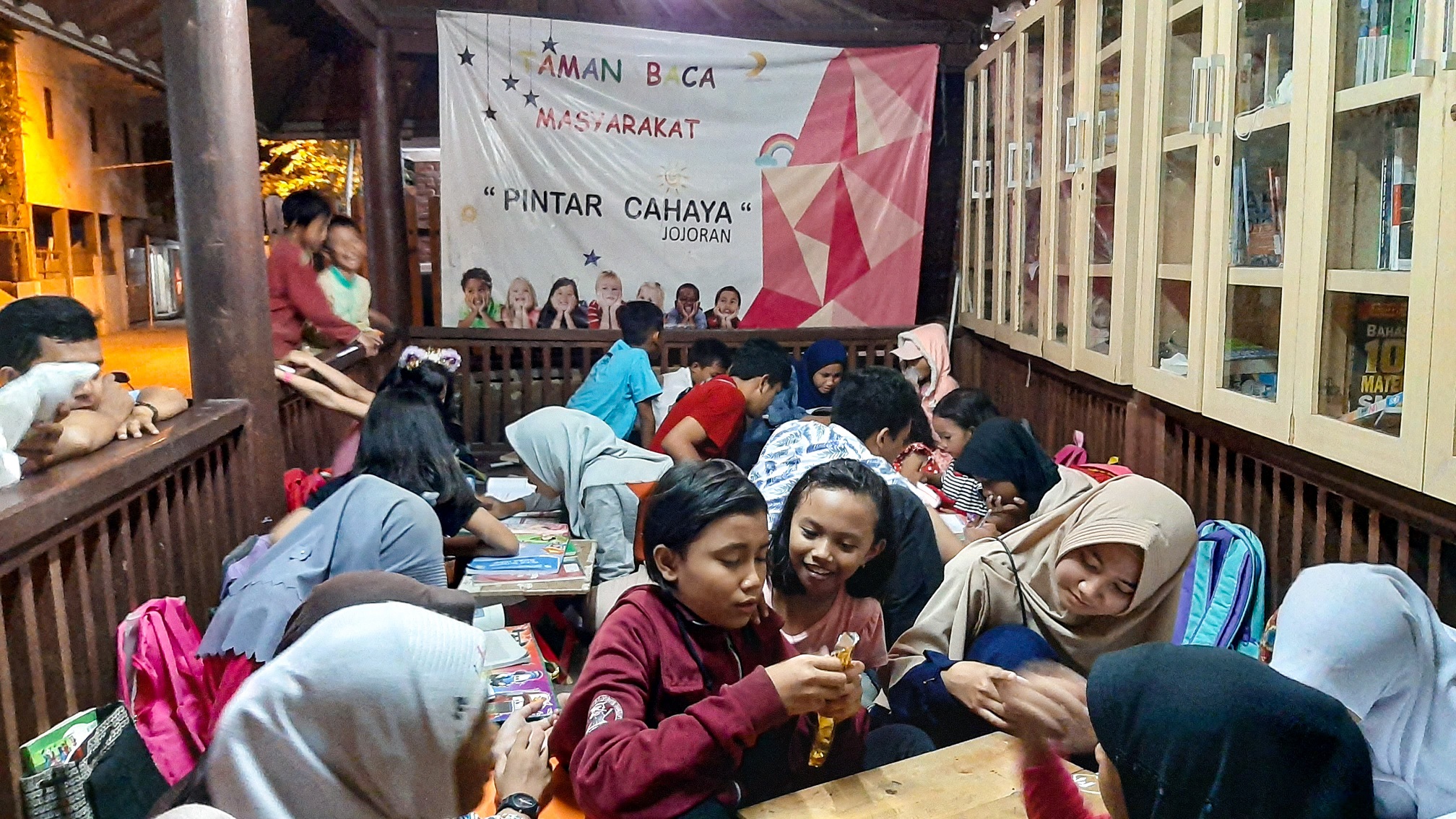 KEGIATAN mengajar di TBM Pintar Cahaya Jojoran I. (Foto : Istimewa)