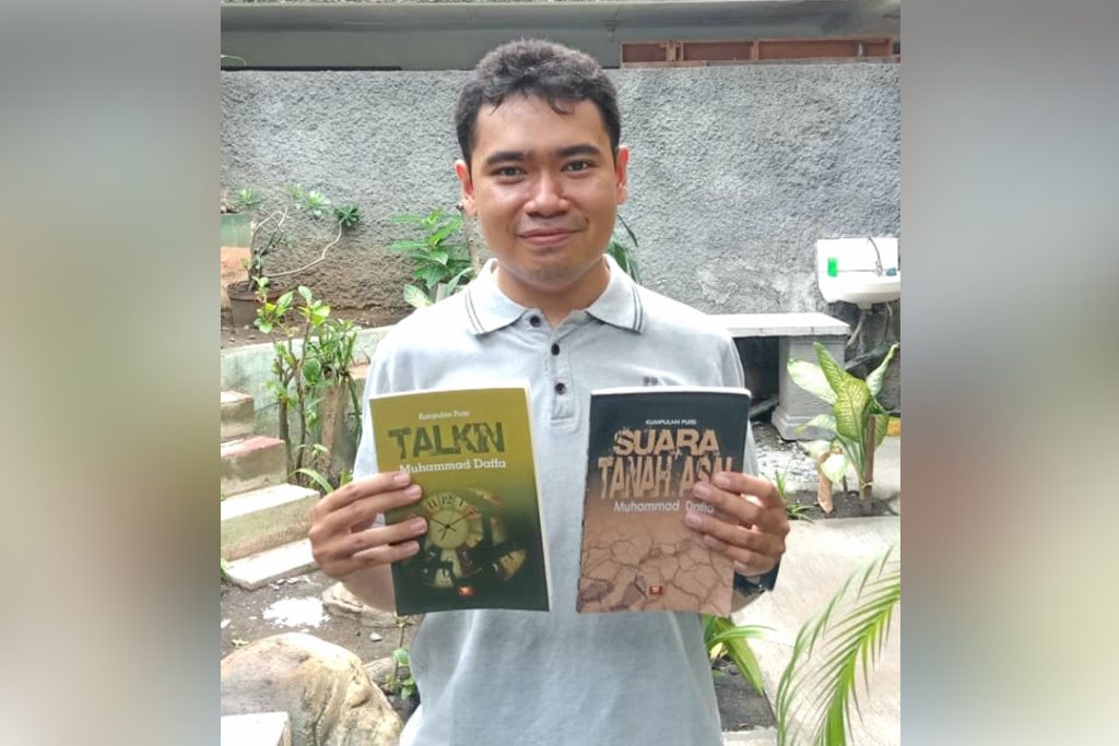 MUHAMMAD Daffa sedang memegang dua buku karyanya. (Foto: Dok. Pribadi)