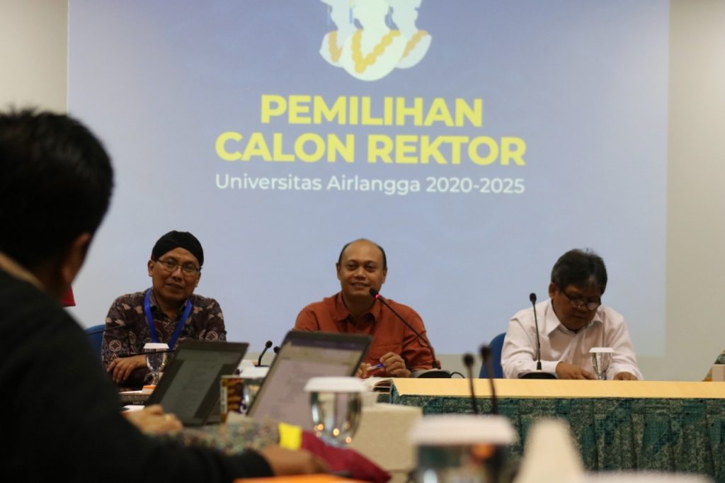 FROM the left, Vice Secretary Dr. Eko Supeno. Drs., M.S; Vice Chairman Iman Prihandono, S.H., M.H, LL.M., Ph.D .; and Chairman of PSCR Prof. Dr. Suryanto, M.Si., Psychologist, in a preparation meeting on Thursday, January 2, 2020 in the Plenary Room, 3rd floor, UNAIR Management Office Campus C. (Photo: Agus Irwanto)