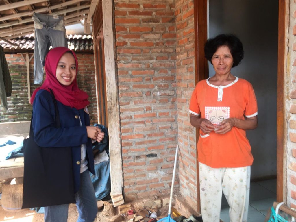 Mahasiswa KKN 61 Bendonglateng lakukan sosialisasi pencegahan demam berdarah di rumah-rumah warga (Foto: istimewa)