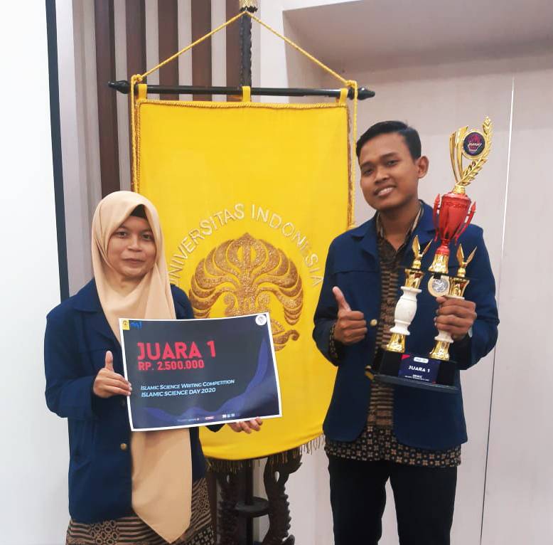 WAHYU (kanan) membawa piala juara 1 dalam perlombaan Islamic Science Writing Competition 2020 yang diselenggarakan di FMIPA UI (foto : Istimewa)