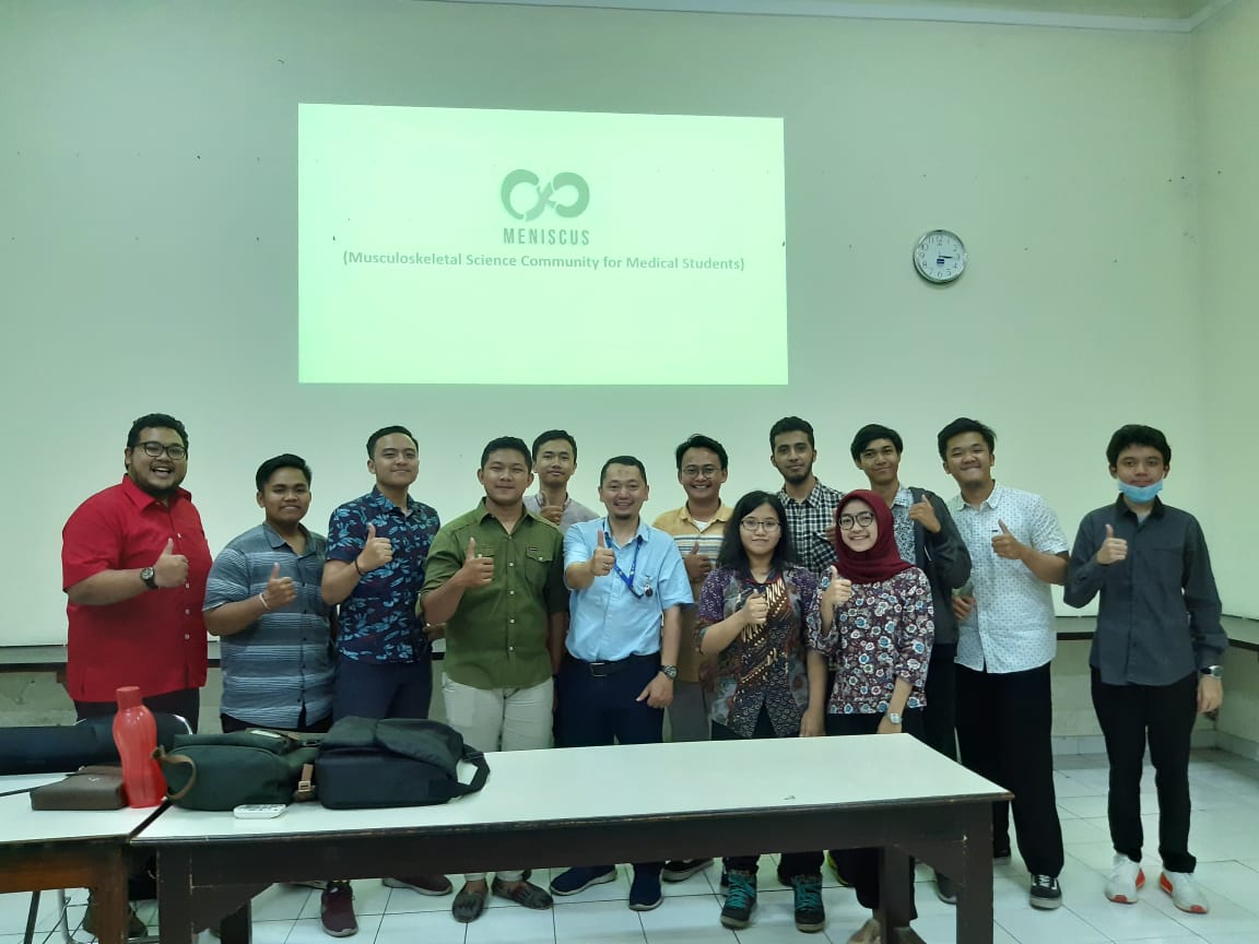 GATHERING pertama Meniscus yang berlangsung di Ruang Diskusi Patologi Anatomi FK UNAIR pada Desesmber 2019. Hadir pula pembina Meniscus yakni Sulis Bayusentono, dr., M.Kes., Sp.OT(K) yang merupakan dosen Departemen Ortopedi FK UNAIR. (Foto: dok pribadi)