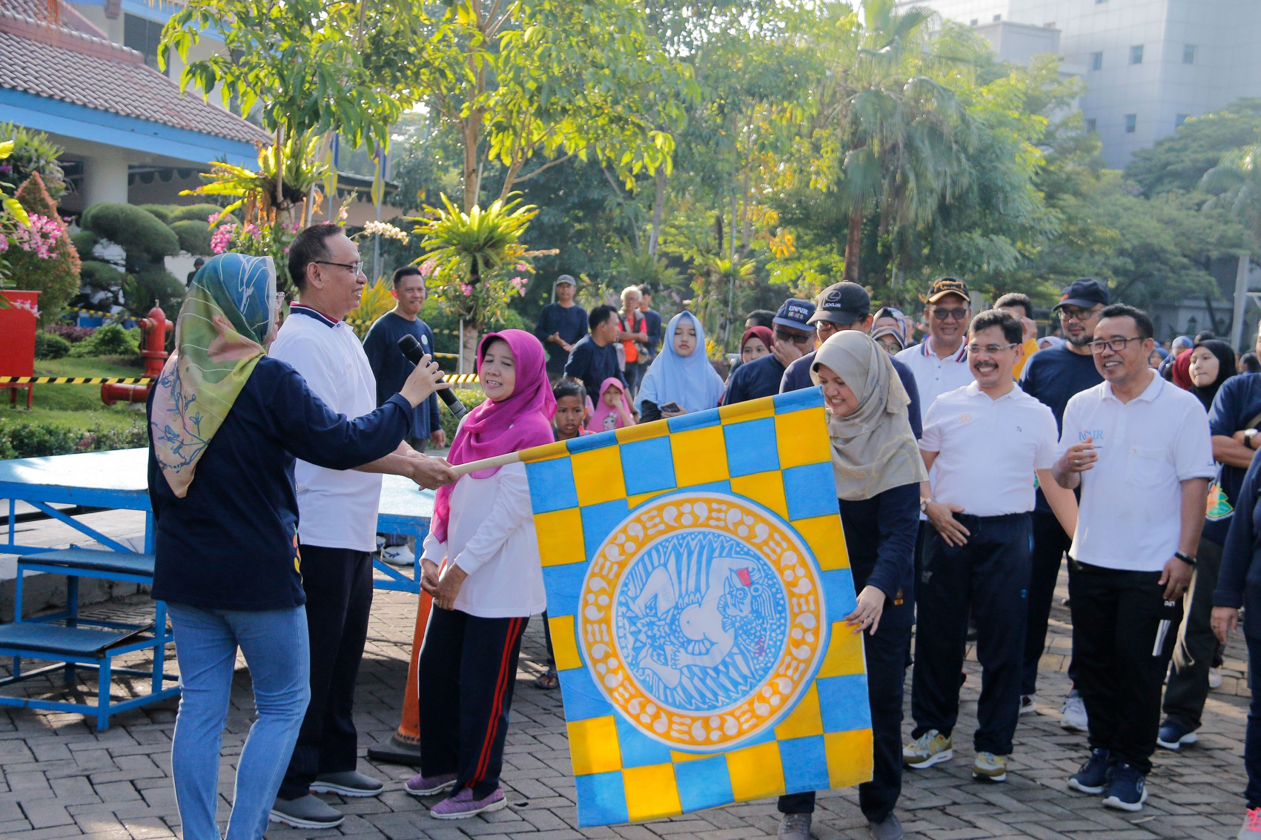 REKTOR Universitas Airlangga Prof. Dr. Muhammad Nasih, SE., MT., Ak., CMA., saat memberangkatkan rombongan jalan sehat dalam rangka Dies Natalis Ke-37 Fakultas Psikologi. (Foto: Bivita Brata)
