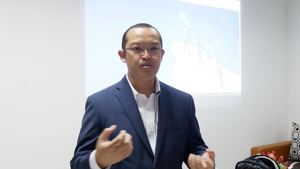 KETUA Badan Perencanaan dan Pengembangan (BPP) UNAIR, Prof. Badri Munir Sukoco SE., MBA., Ph. D., ketika diwawancarai tim redaksi pada Senin (3/2/2020) di Ruang BPP UNAIR. (Foto : Erika Eight Novanty)