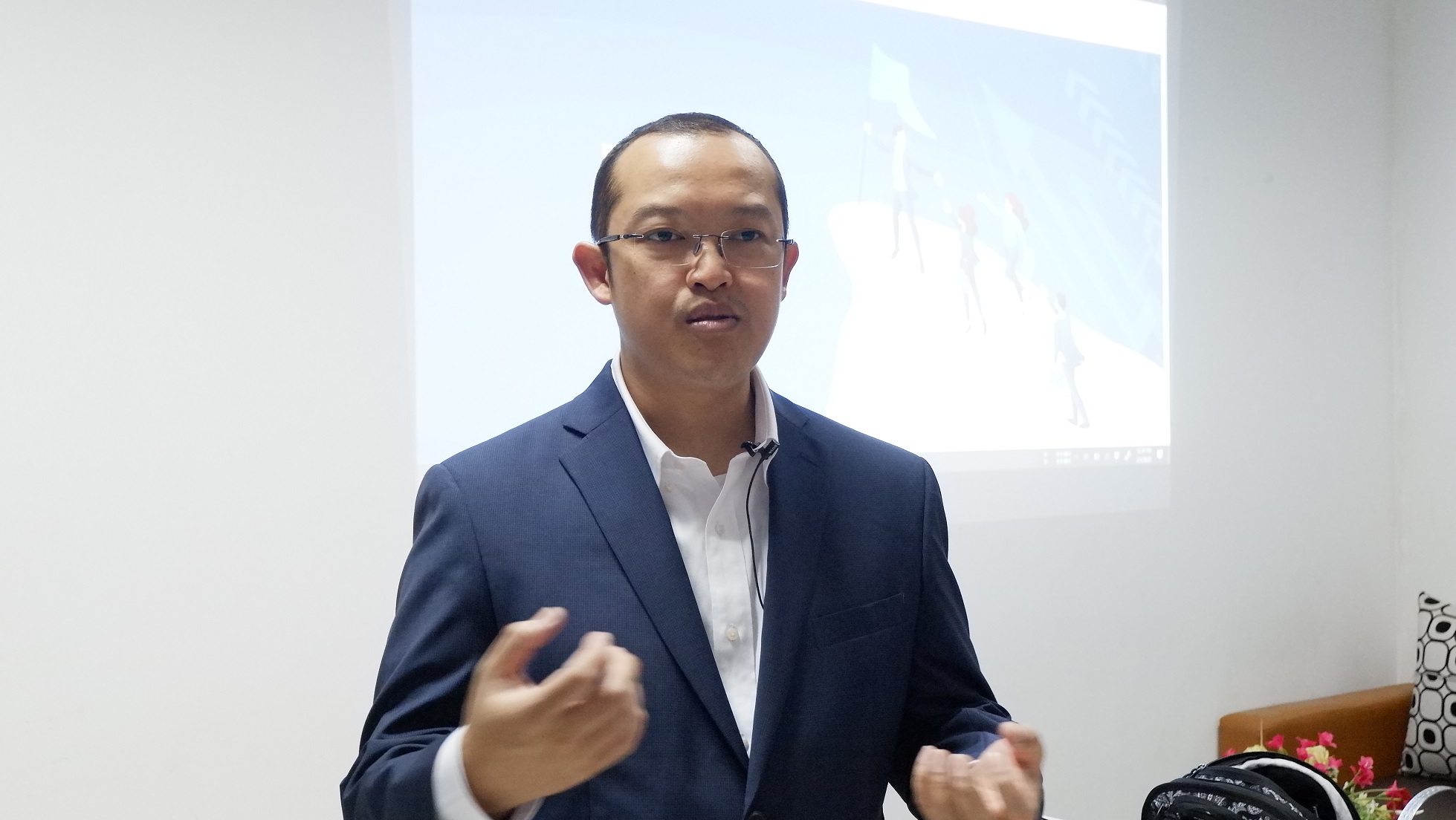 KETUA Badan Perencanaan dan Pengembangan (BPP) UNAIR, Prof. Badri Munir Sukoco SE., MBA., Ph. D., ketika diwawancarai tim redaksi pada Senin (3/2/2020) di Ruang BPP UNAIR. (Foto : Erika Eight Novanty)