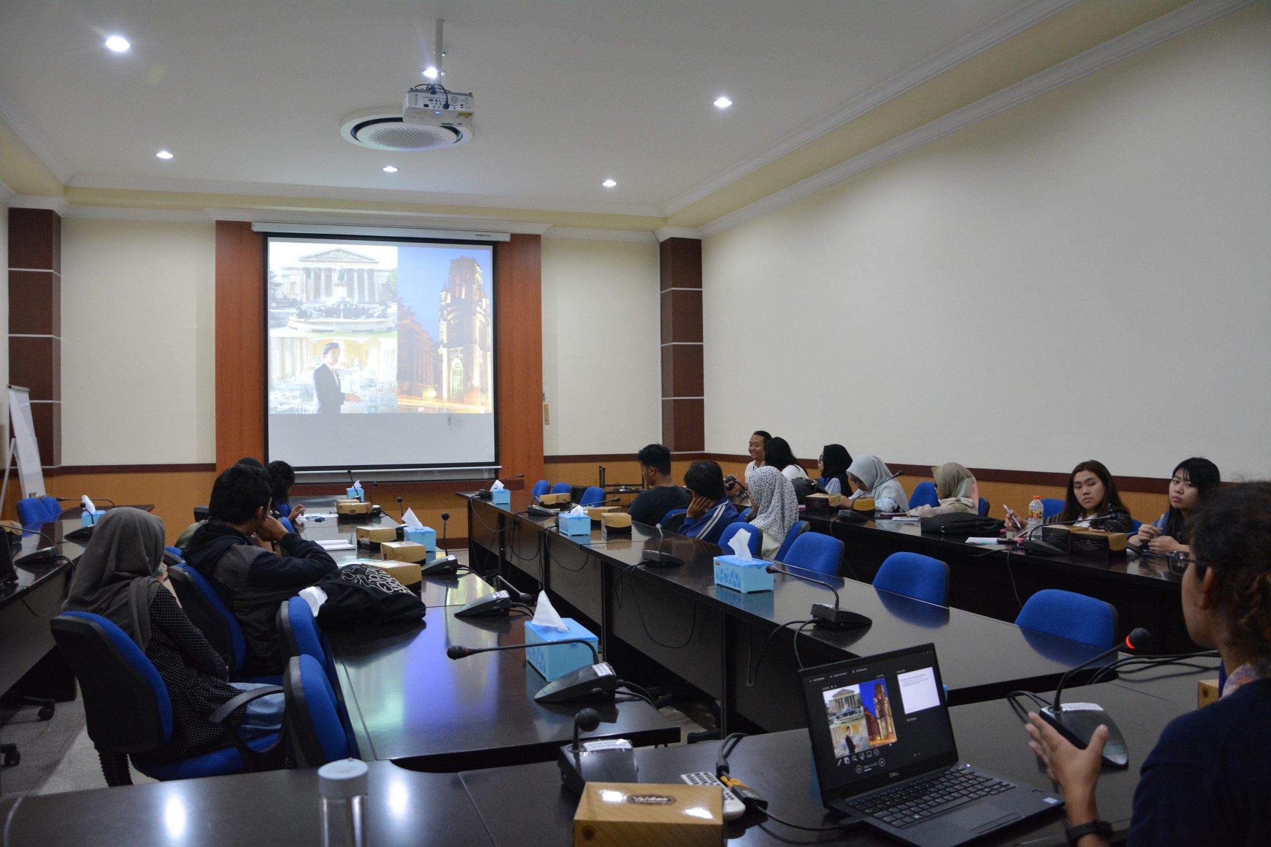 SUASANA acara Info Session University of Bristol di Ruang Kahuripan 305, Lantai 3, Kantor Manajemen UNAIR pada Jumat (7/2/20). (Foto: Intang Arifia)