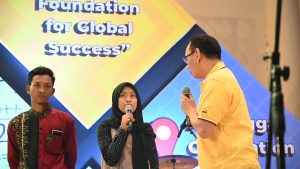 KANAN, Rektor Universitas Airlangga Prof. Moh. Nasih, SE., MT., Ak., saat menanyai para siswa kandidat penerima golden ticket dalam Airlangga Education Expo (AEE) 2020 hari pertama pada Jum’at (21/2/2020) di Airlangga Convcention Center (ACC), Kampus C UNAIR. (Foto: M Alif Fauzan)