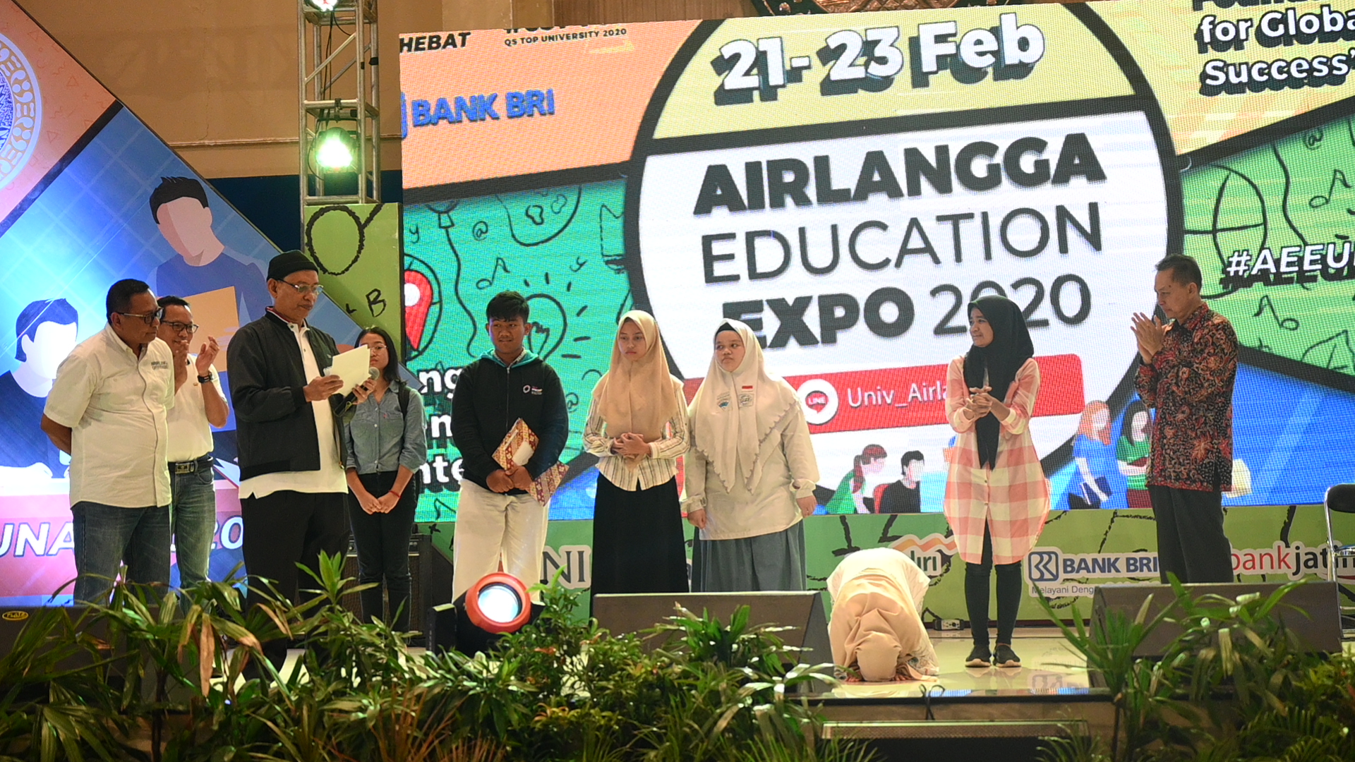 REKTOR Universitas Airlangga (UNAIR) Prof. Moh. Nasih saat menyeleksi capaian prestasi siswa dalam Airlangga Education Expo (AEE) 2020. (Foto: M. Alif Fauzan)