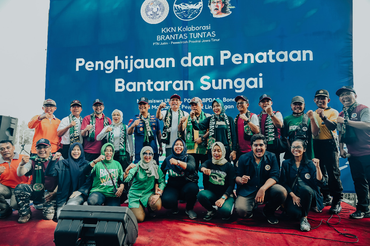 FOTO Bersama Perwakilan Berbagai Elemen yang Turut Serta dalam Penataan dan Penghijauan Bantaran Sungai Brantas Wilayah Penjaringan Sari. (Foto: Muhammad Alif Fauzan)