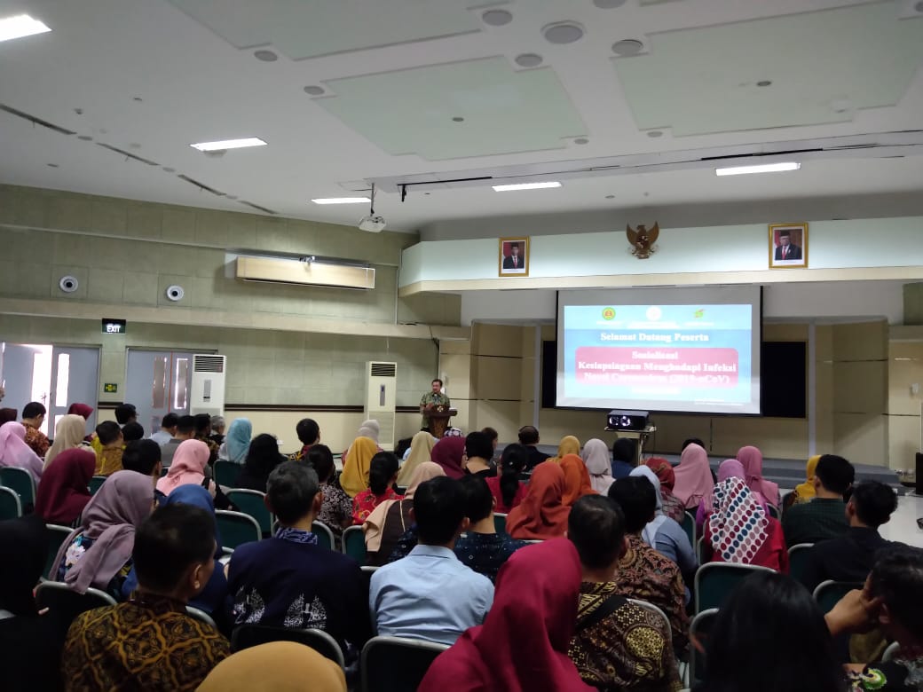 SOSIALISASI kesiapsiagaan menghadapi infeksi virus corona di Gedung Diagnostic Center, Lantai 7, Rumah Sakit Umum Daerah Dr. Soetomo pada Minggu (2/2/20). (Foto: Dimar Herfano)
